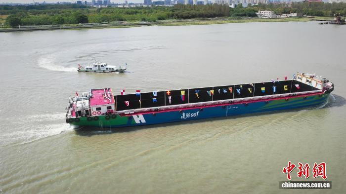 全球首艘甲醇电动集散两用船在黄浦江首航