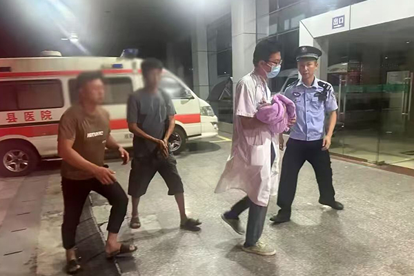 这8分钟,警灯成了黑夜里最暖的光! 这8分钟,警灯成了黑夜里最暖的光!