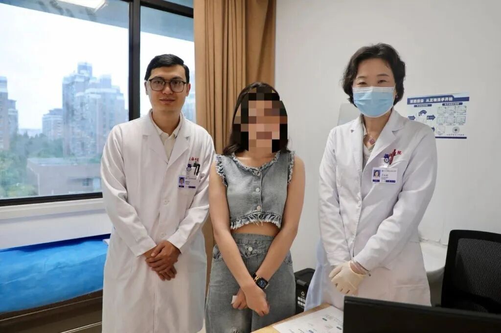 开往上海高铁上,女主持人突然瘫坐在地,面色苍白、直冒冷汗…… 开往上海高铁上,女主持人突然瘫坐在地,面色苍白、直冒冷汗……