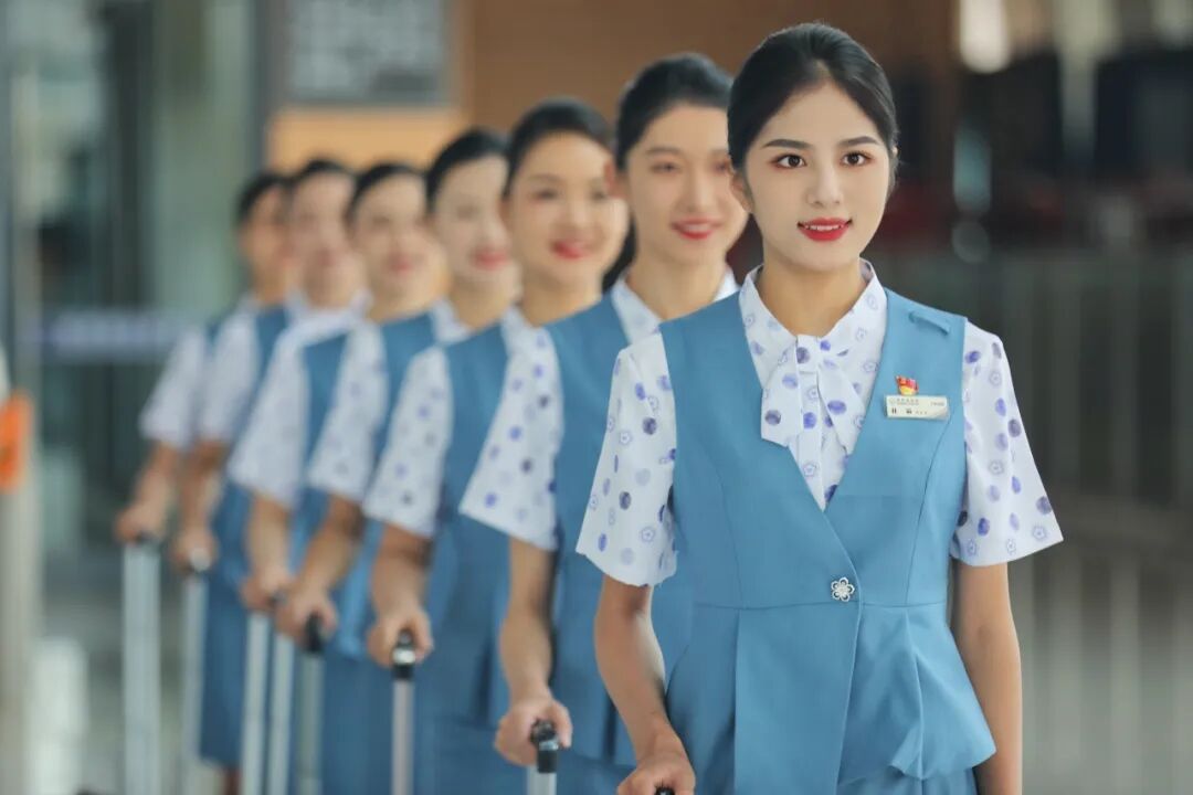 又美又飒！这些乘务员换上新制服！