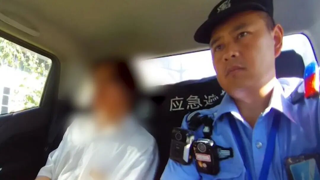 上海一男子去银行转账70万元，被当场识破刑拘，这事千万干不得