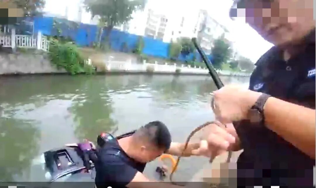 刻在骨子里的善良！惊险瞬间，他跳河砸窗救人