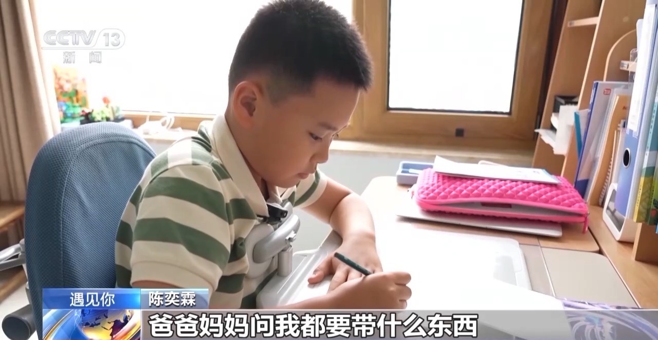 勇敢又机智！8岁“小孩儿哥”电梯遇险沉稳自救获点赞