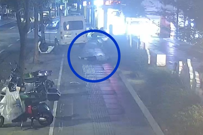 醉酒后睡马路边，醒来他的世界没有了“信号”