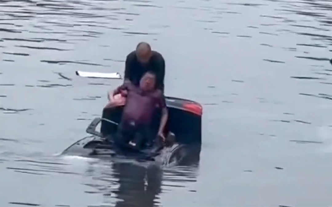 刻在骨子里的善良！惊险瞬间，他跳河砸窗救人