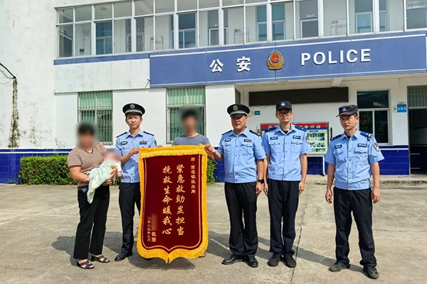 这8分钟,警灯成了黑夜里最暖的光! 这8分钟,警灯成了黑夜里最暖的光!