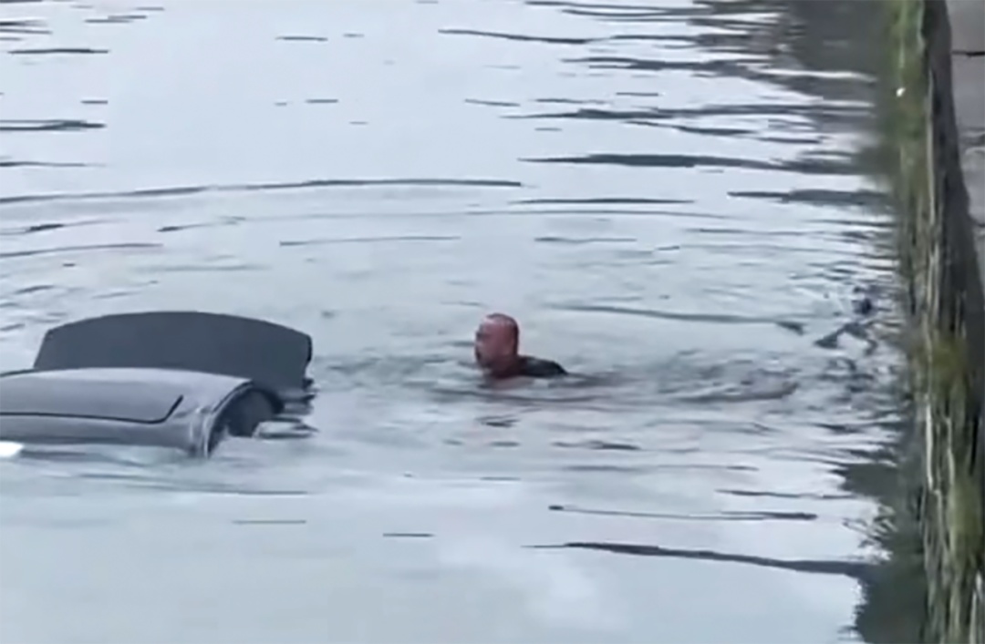 刻在骨子里的善良！惊险瞬间，他跳河砸窗救人