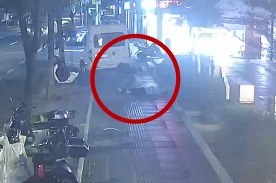 醉酒后睡马路边，醒来他的世界没有了“信号”