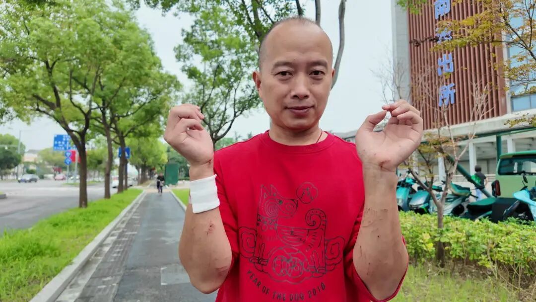 刻在骨子里的善良！惊险瞬间，他跳河砸窗救人