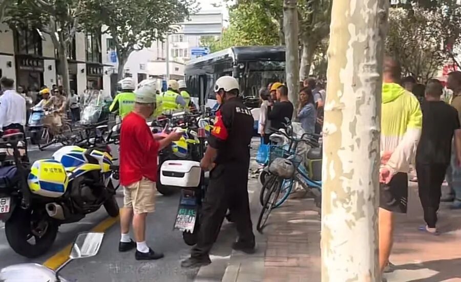 男子故意多次急刹致公交车撞树两乘客受伤,上海警方:拘留! 男子故意多次急刹致公交车撞树两乘客受伤,上海警方:拘留!