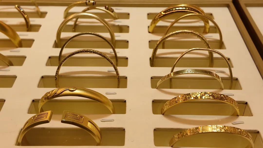 100克金条10万元，业内提醒！有新人结婚用“金包银”当平替省5万，有人用旧金翻新款式