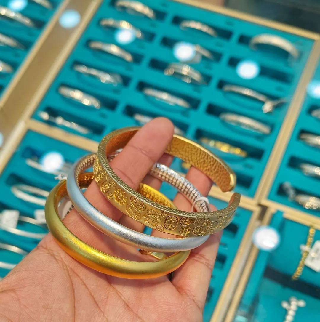 100克金条10万元，业内提醒！有新人结婚用“金包银”当平替省5万，有人用旧金翻新款式