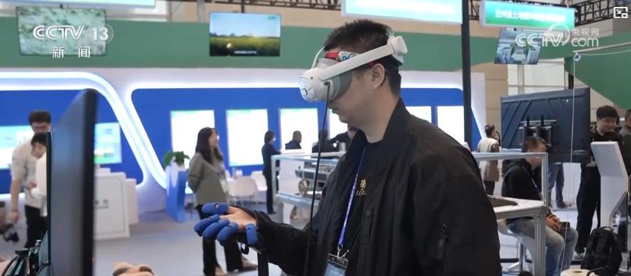 “脑机接口”实现“意念采摘” 农交会秀出智慧农业新图景 “脑机接口”实现“意念采摘” 农交会秀出智慧农业新图景