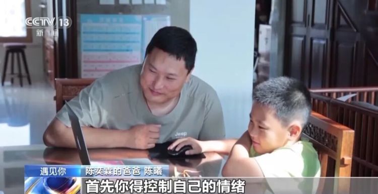 “一会儿就有人来开门，不要害怕，加油！”