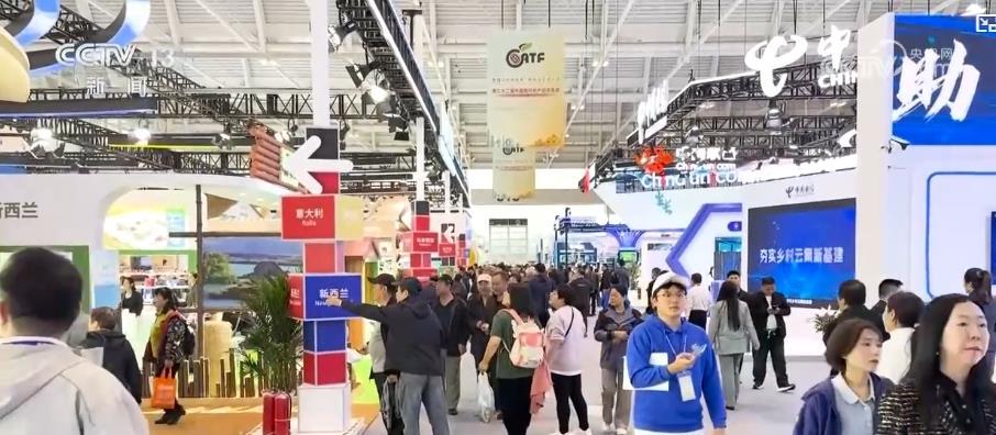 “脑机接口”实现“意念采摘” 农交会秀出智慧农业新图景 “脑机接口”实现“意念采摘” 农交会秀出智慧农业新图景