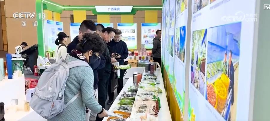 “脑机接口”实现“意念采摘” 农交会秀出智慧农业新图景 “脑机接口”实现“意念采摘” 农交会秀出智慧农业新图景