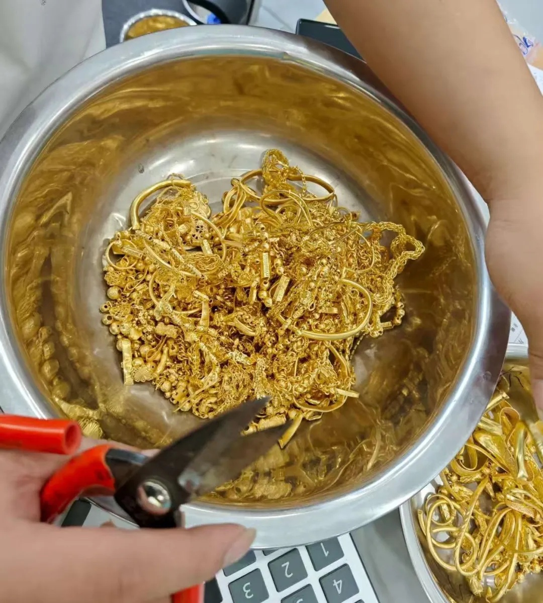 100克金条10万元，业内提醒！有新人结婚用“金包银”当平替省5万，有人用旧金翻新款式