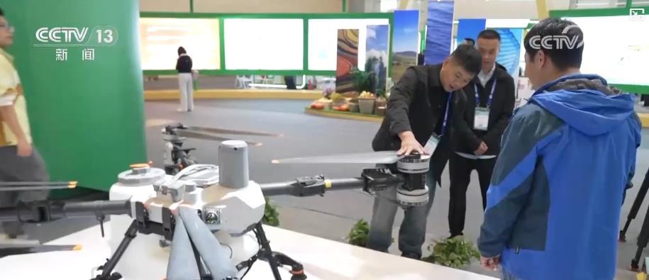 “脑机接口”实现“意念采摘” 农交会秀出智慧农业新图景 “脑机接口”实现“意念采摘” 农交会秀出智慧农业新图景