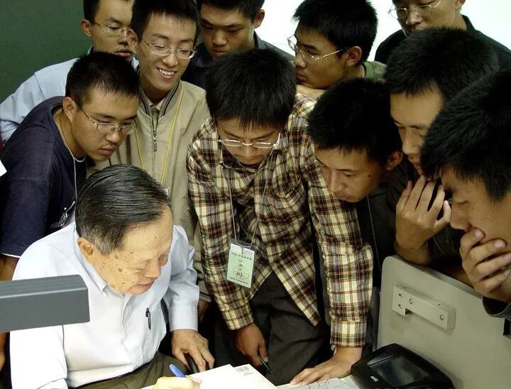 一篇长文，追忆杨振宁先生