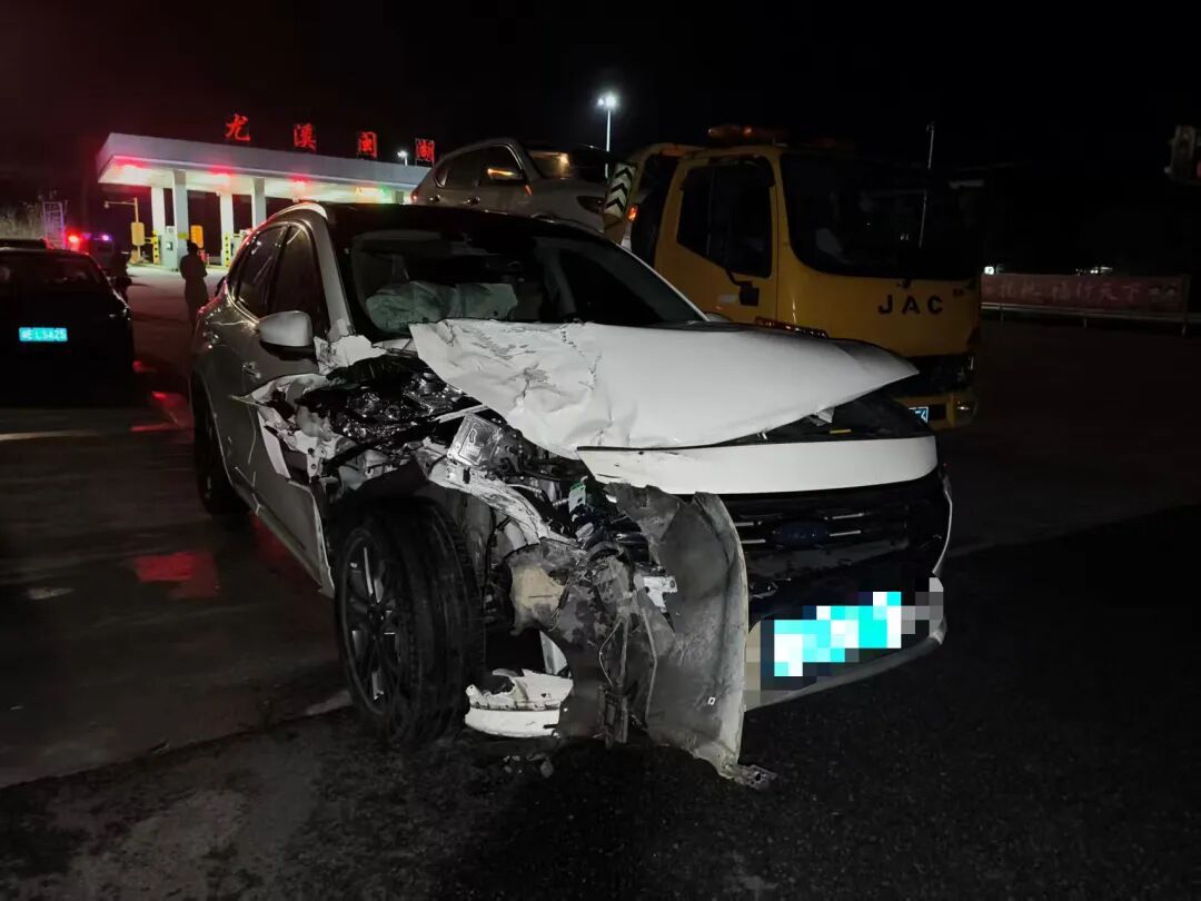 害人害己负全责!错过路口急刹变道,致多车碰撞! 害人害己负全责!错过路口急刹变道,致多车碰撞!