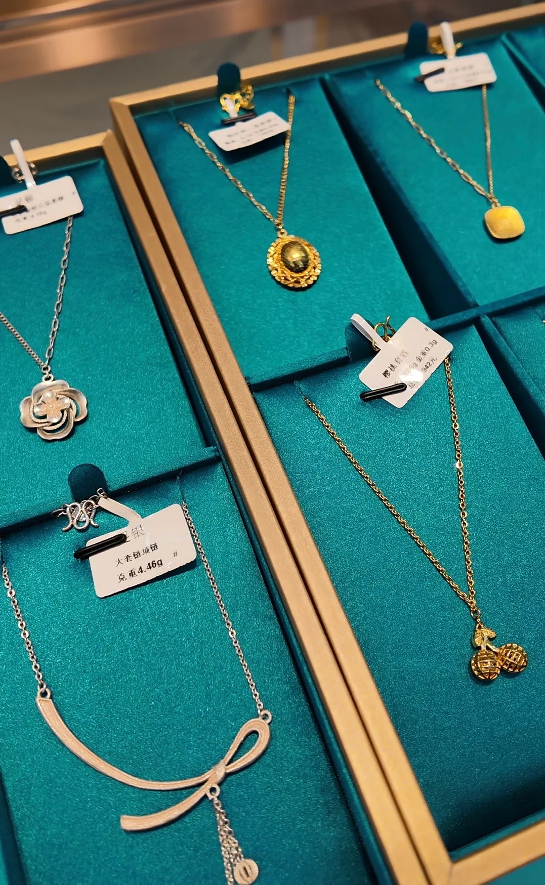 100克金条10万元，业内提醒！有新人结婚用“金包银”当平替省5万，有人用旧金翻新款式