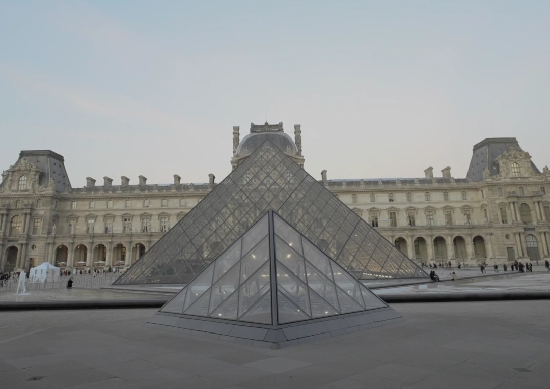 法国卢浮宫遭持械抢劫！约7分钟内9件拿破仑时期珠宝被盗走