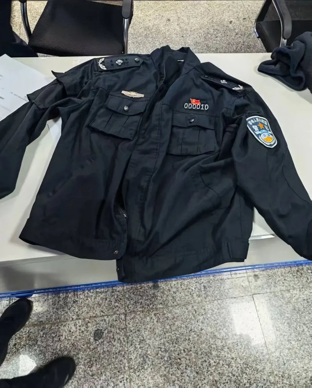 离谱 | 一男子竟穿假警服到派出所“指导工作”？拘！