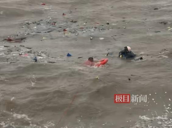 头缝了15针！59岁大叔惊涛骇浪中跳海成功救人，落水者磕头致谢