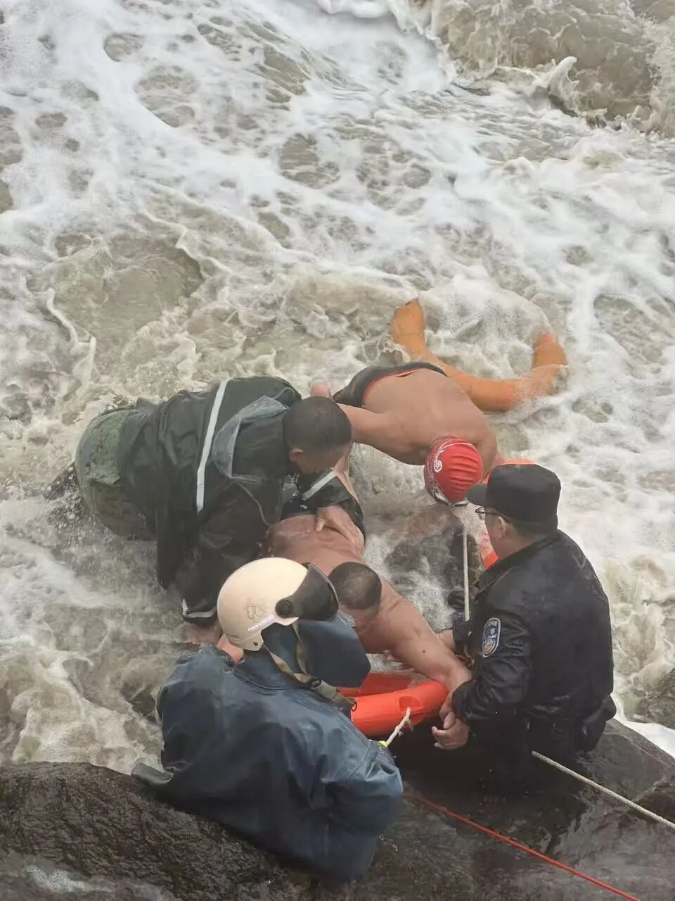 巨浪中，他被撞出一身伤，带血救起了一条命……