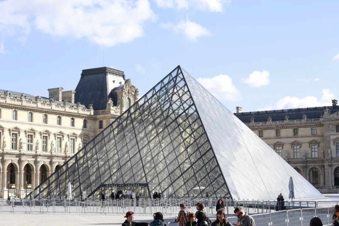 法国卢浮宫发生持械抢劫事件，数名蒙面嫌犯闯入，多件藏品被盗，暂停对外开放