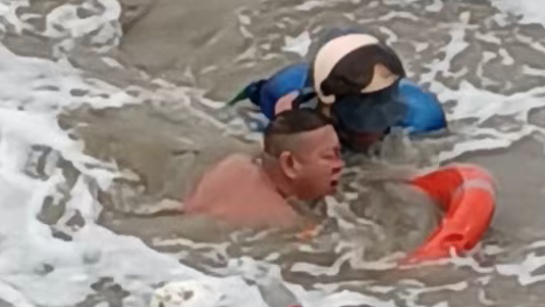 巨浪中，他被撞出一身伤，带血救起了一条命……