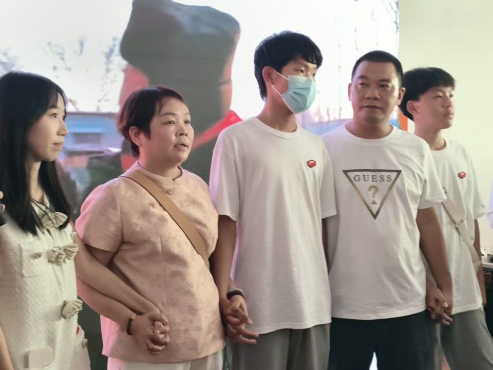 “大喇叭”一家团圆！在姐姐怀里被抢走18年的叶锐聪找到了，姐姐答谢宴举动让人心疼