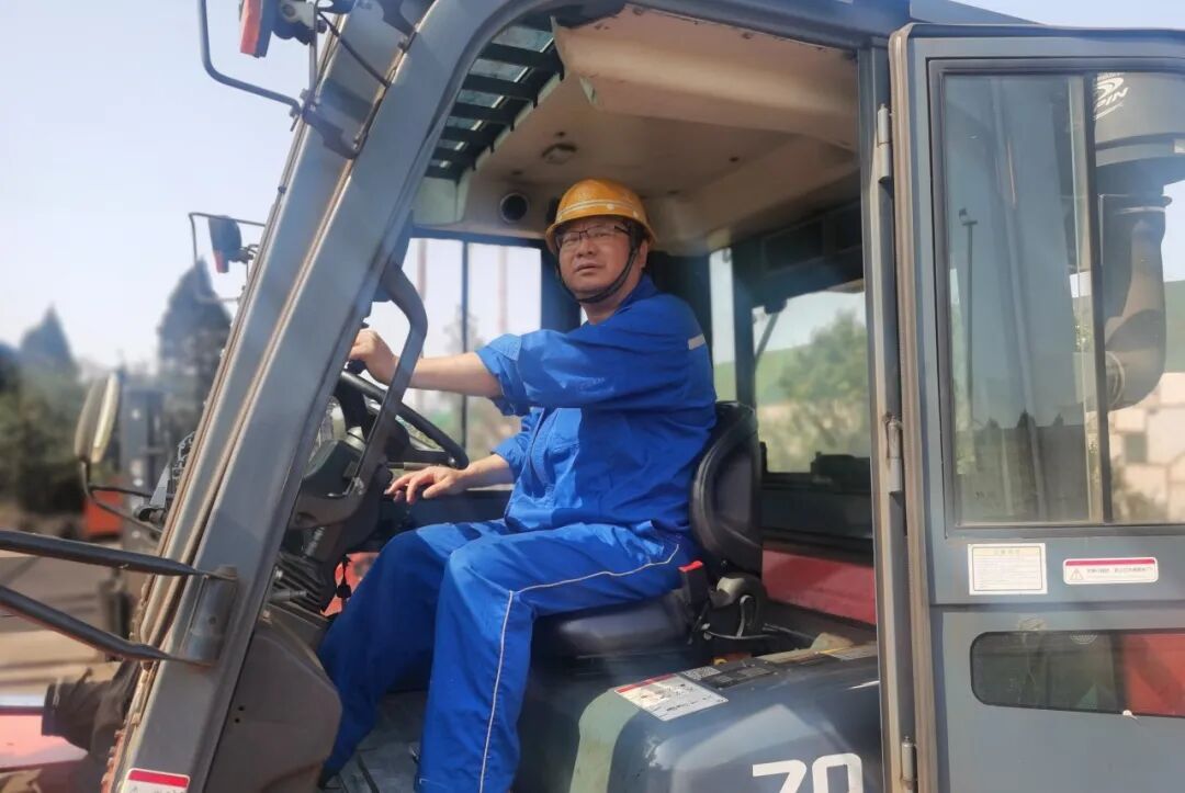 巨浪中，他被撞出一身伤，带血救起了一条命……