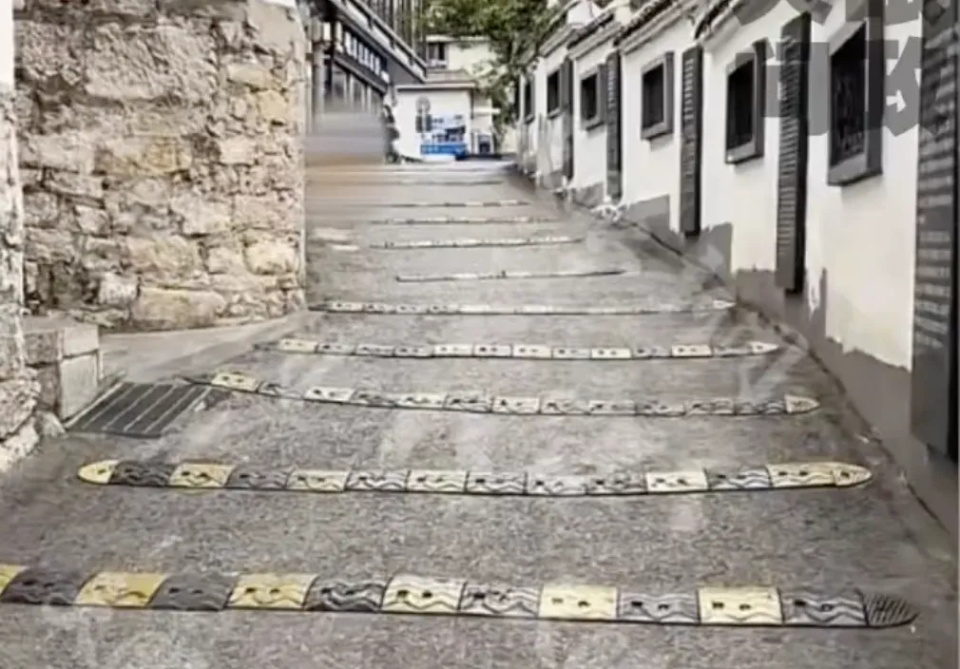 贵州一20米下坡路装了16条减速带,网友吐槽开车像“坐船”,周边居民:很有必要 贵州一20米下坡路装了16条减速带,网友吐槽开车像“坐船”,周边居民:很有必要