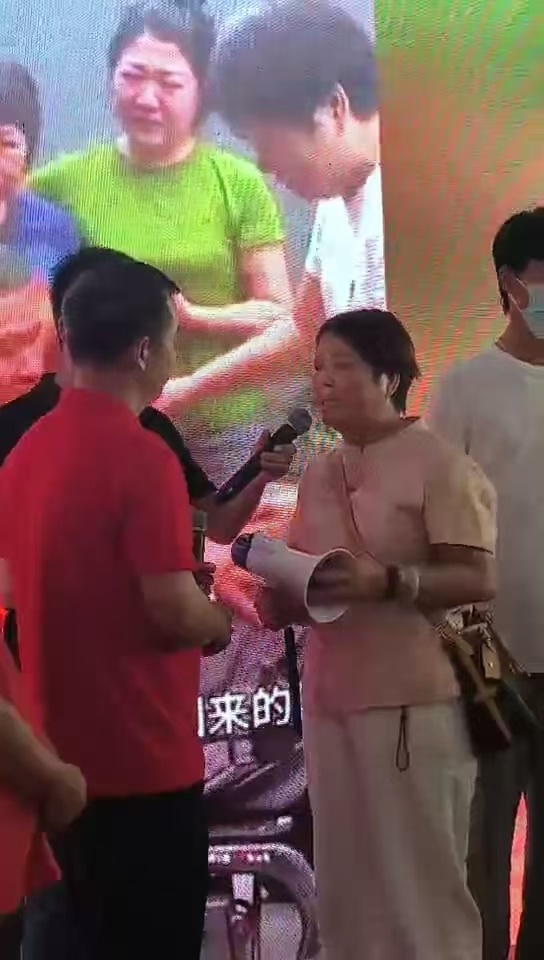 “大喇叭”一家团圆！在姐姐怀里被抢走18年的叶锐聪找到了，姐姐答谢宴举动让人心疼