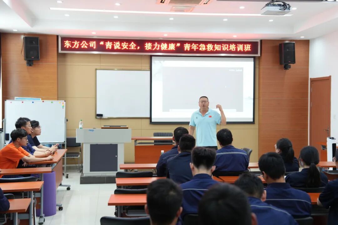 巨浪中，他被撞出一身伤，带血救起了一条命……