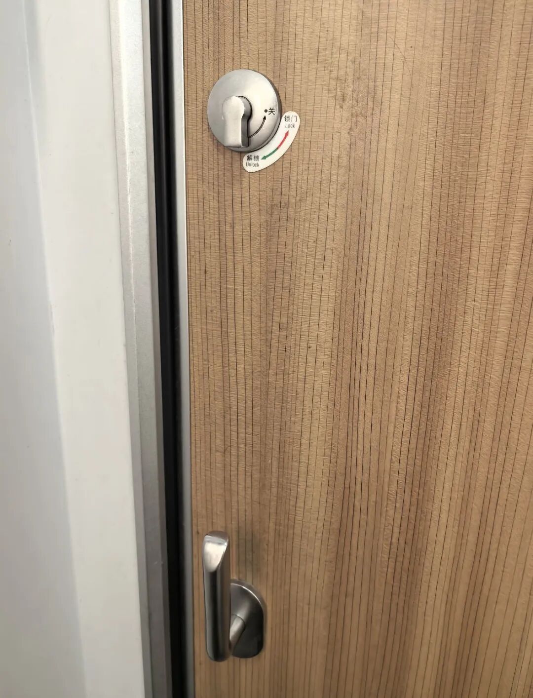 乘客被困高铁厕所10分钟，“连续敲门吸引他人注意后脱困”！12306回应