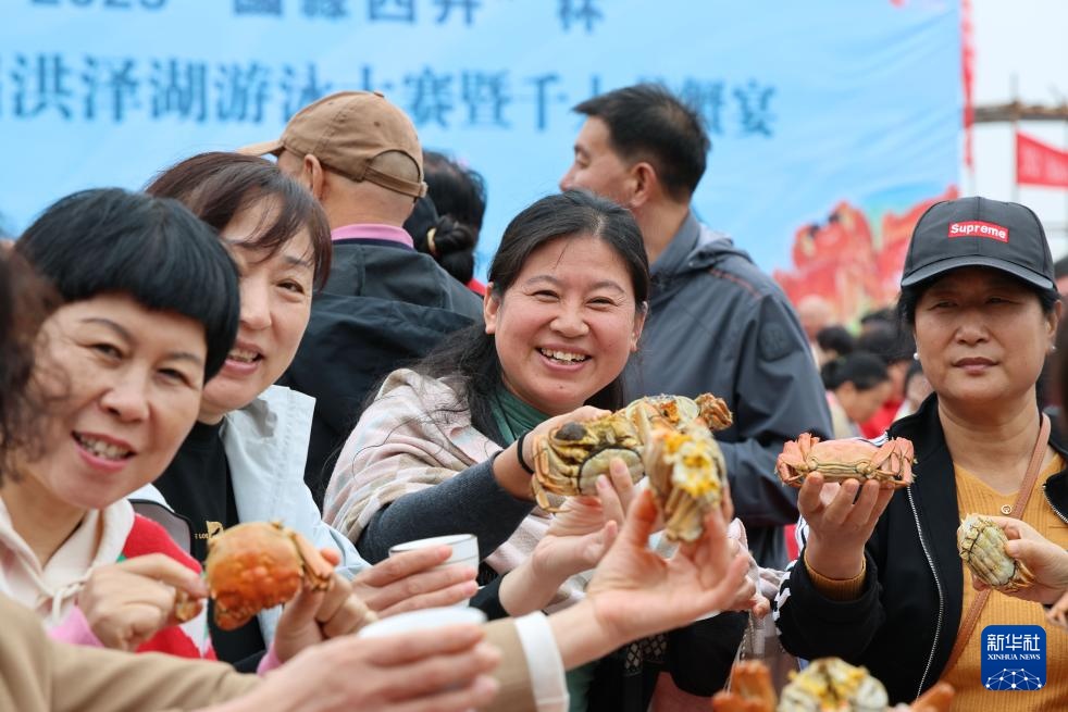 第三届洪泽湖游泳大赛暨千人品蟹宴在淮安举行 第三届洪泽湖游泳大赛暨千人品蟹宴在淮安举行