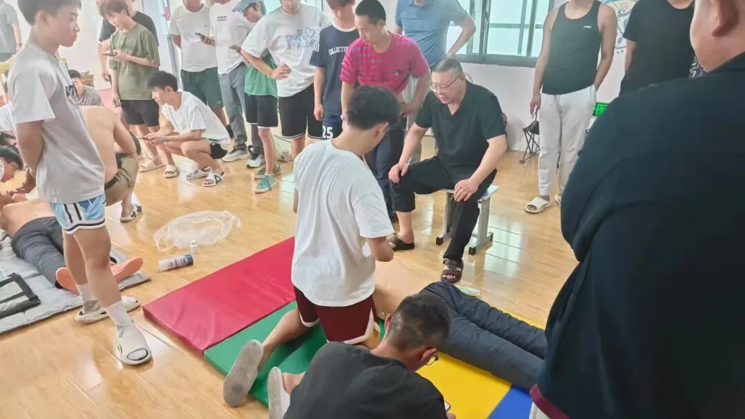 巨浪中，他被撞出一身伤，带血救起了一条命……