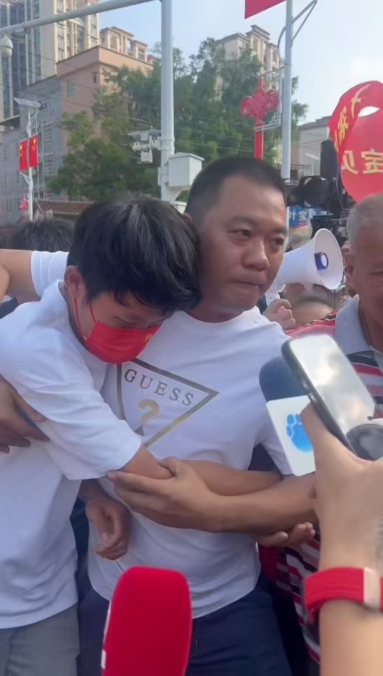 “大喇叭”一家团圆！在姐姐怀里被抢走18年的叶锐聪找到了，姐姐答谢宴举动让人心疼