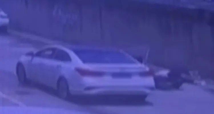 乘客下车“开门杀”致六旬阿婆昏迷两年！交警：驾驶员全责！法院判了