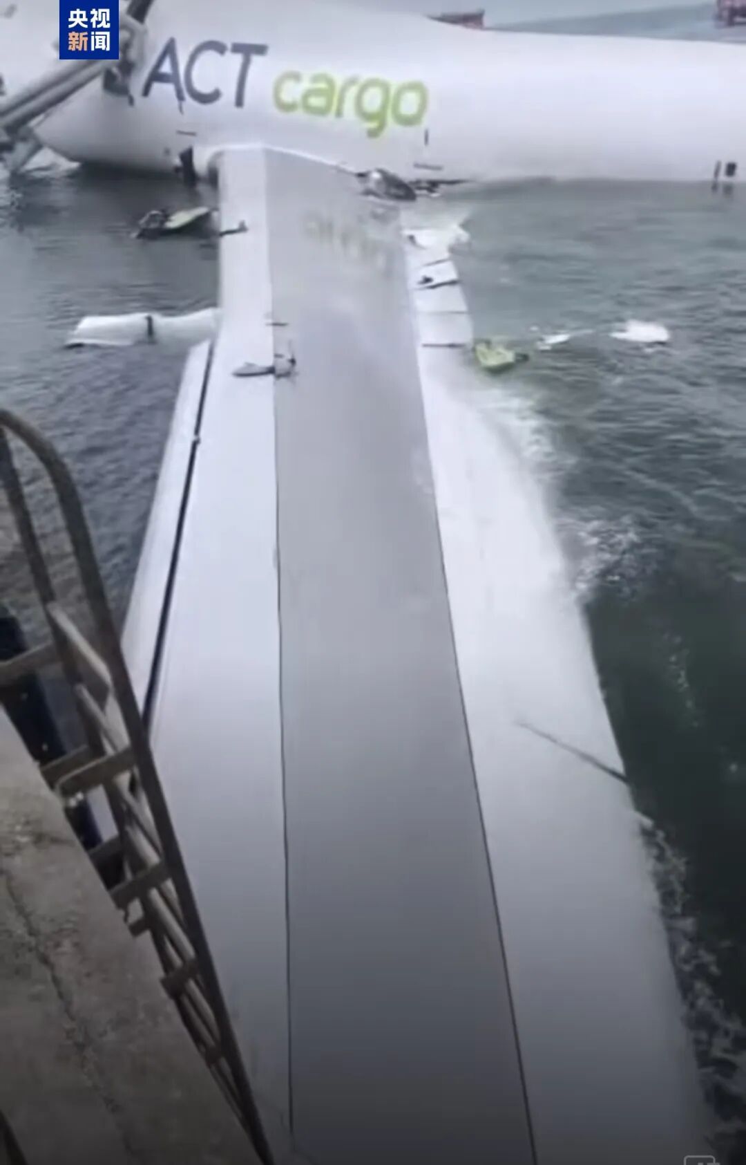 凌晨，香港一架飞机坠海