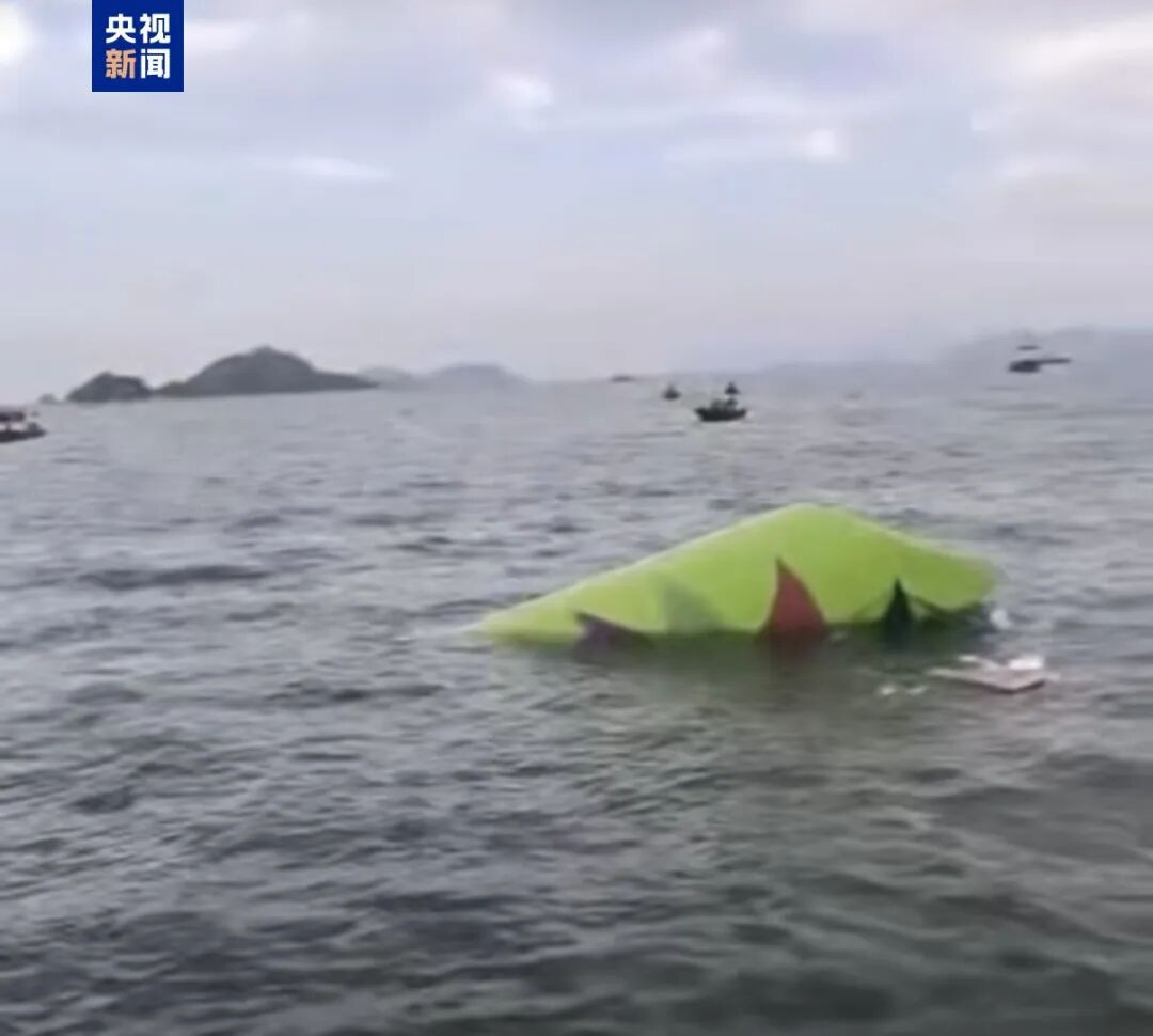 凌晨，香港一架飞机坠海