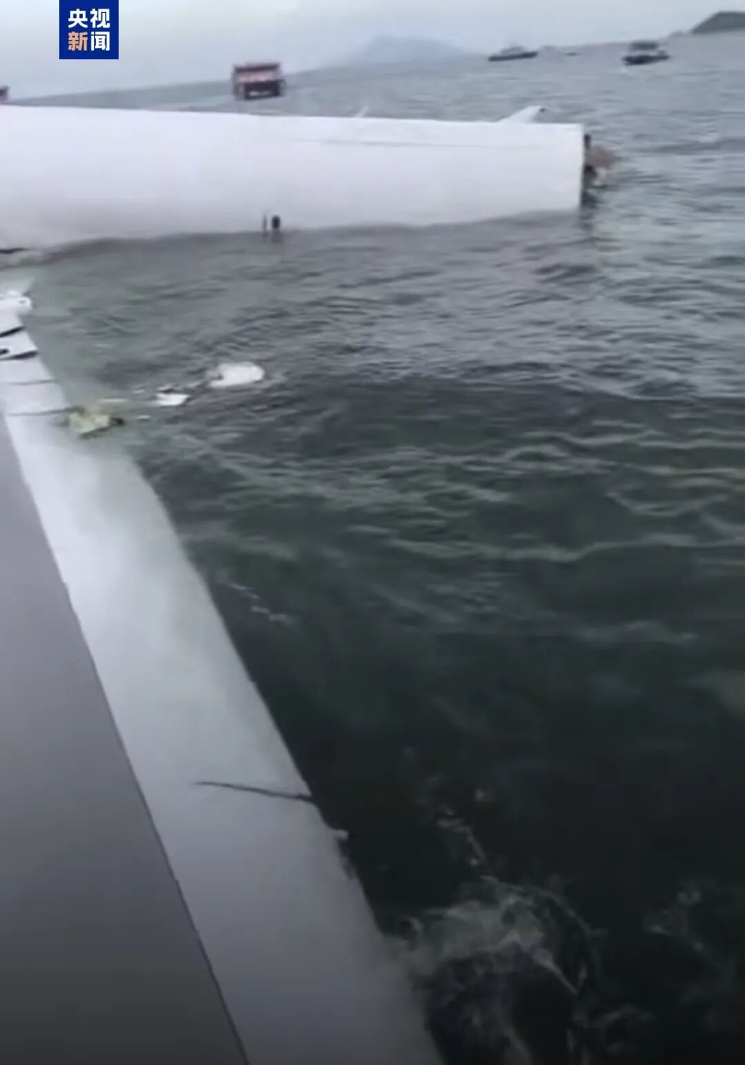 香港国际机场发生事故已致2人死亡：一货机冲出跑道坠海，机场地勤车被撞