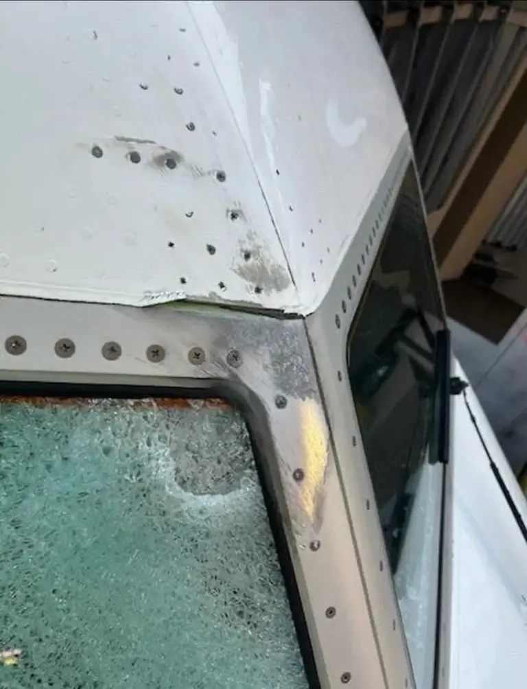 美媒：美国一架客机在万米高空遭不明物体撞击，驾驶舱挡风玻璃碎裂飞行员受伤