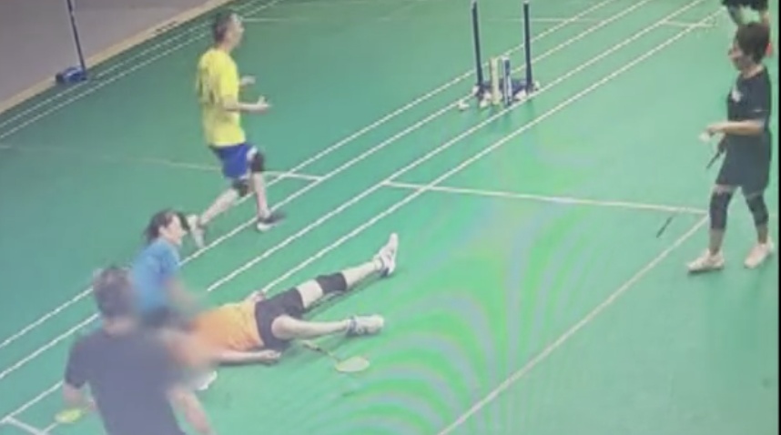 男子打球突然晕倒,AED除颤+众人施救,抢回一条命! 男子打球突然晕倒,AED除颤+众人施救,抢回一条命!