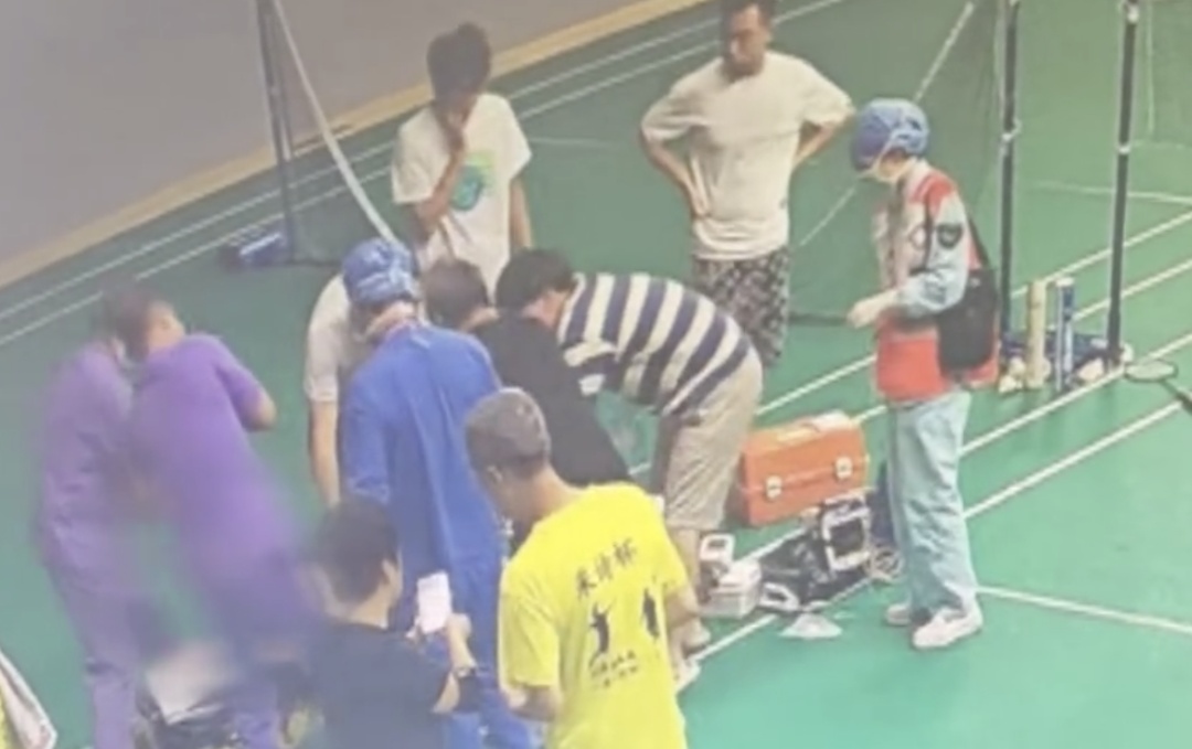 男子打球突然晕倒,AED除颤+众人施救,抢回一条命! 男子打球突然晕倒,AED除颤+众人施救,抢回一条命!