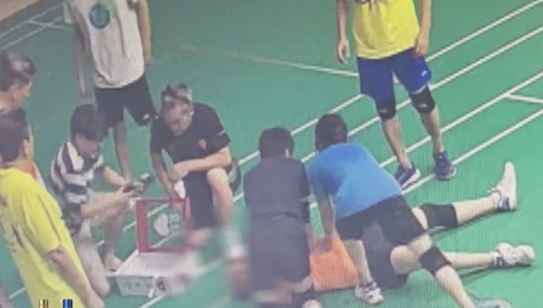 男子打球突然晕倒,AED除颤+众人施救,抢回一条命! 男子打球突然晕倒,AED除颤+众人施救,抢回一条命!