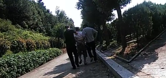 堪比电影剧情！浙江杭州某公墓，民警抓获一嫌疑人，查获假发、人脸面具……