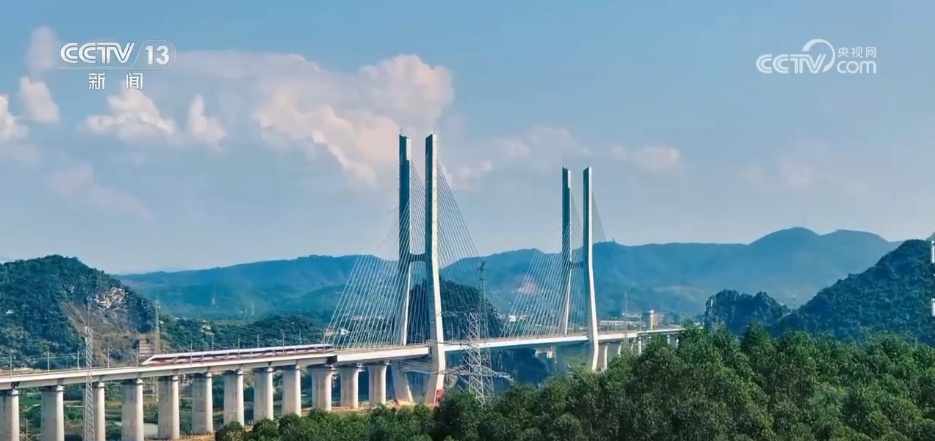 “十四五”期间高铁网不断织密 小站串起百姓幸福“生活圈” “十四五”期间高铁网不断织密 小站串起百姓幸福“生活圈”